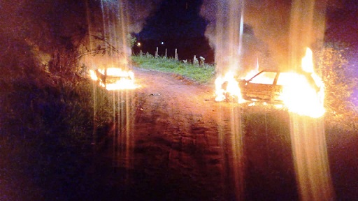 Dois veículos foram incendiados